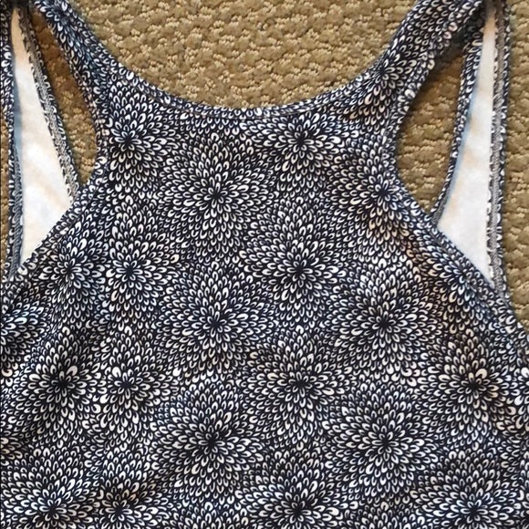 Lululemon high neck tank top - Picture 2 of 5